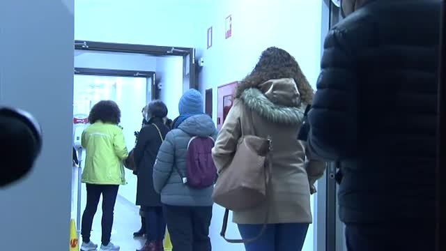 Largas colas de profesores en Granada para hacerse el test covid antes de la vuelta a las aulas