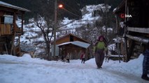 Tahta Kızak ile Kar Üstünde Çocuklar Gibi Eğlendiler
