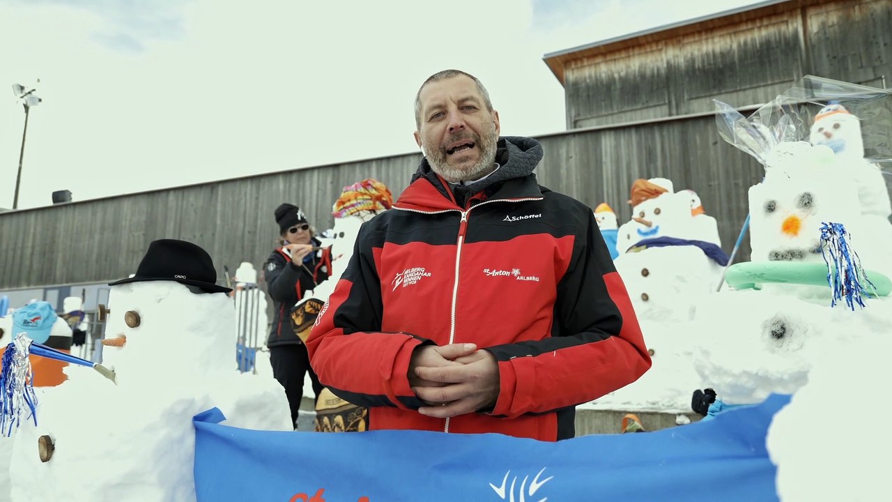 Helfende Schneemänner als Publikum bei den Arlberg Kandahar Rennen