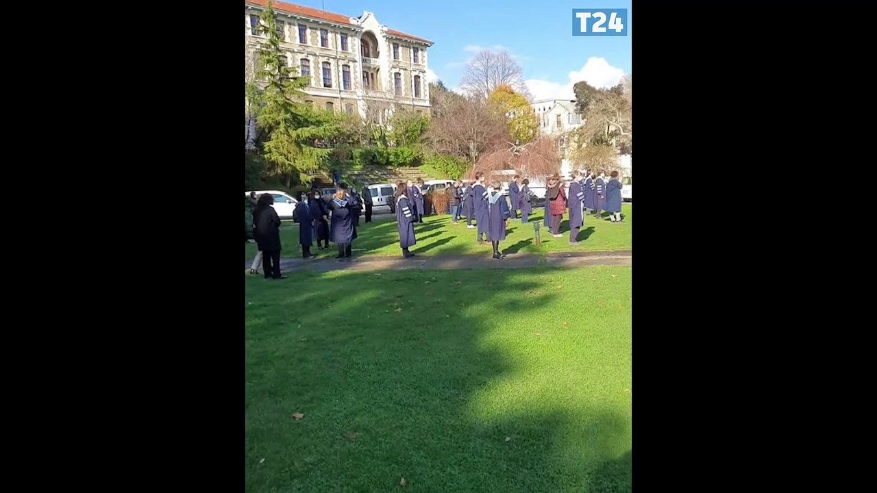 Boğaziçi Üniversitesi akademisyenleri, Bulu'yu rektörlüğe sırtını dönerek protesto etti