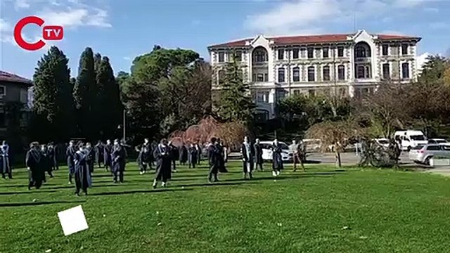 Akademisyenlerden protesto: Rektörlük binasına sırtlarını döndüler
