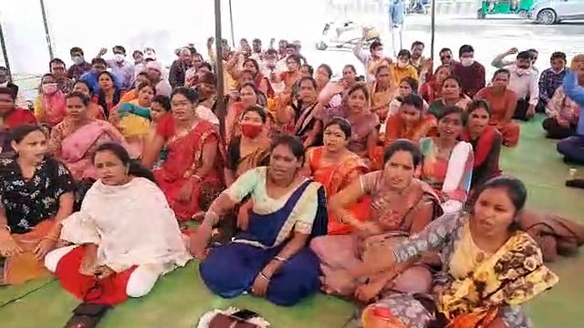 ग्राम पंचायत सचिवों एवं रोजगार सहायक के हड़ताल से पंचायतों में 11 से दिन लगा ताला