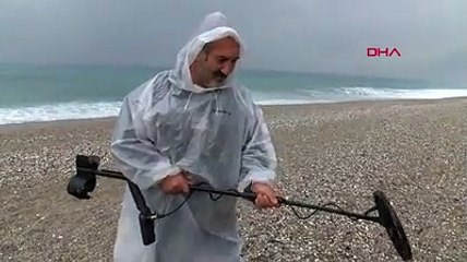 Geçimini sahilde dedektörle altın arayarak sağlıyor