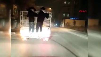 Kamyonetin kasasının arkasında tehlikeli yolculuk