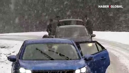 Kartalkaya'da beklenen kar yağışı başladı