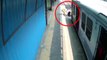 VIDEO: चलती ट्रेन में चढ़ते हुए गिरा शख्स, कांस्टेबल ने दिलेरी दिखाते हुए ऐसे बचाई जान