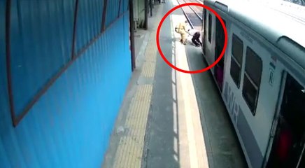 VIDEO: चलती ट्रेन में चढ़ते हुए गिरा शख्स, कांस्टेबल ने दिलेरी दिखाते हुए ऐसे बचाई जान