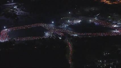 Covid-19: à Los Angeles, une gigantesque file d'attente pour se faire tester s'est formée autour du stade des Dodgers