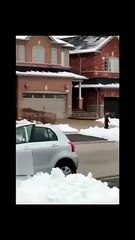 Un voleur de colis coincé dans la neige