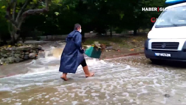 Kemer'i sağanak vurdu, yollar suyla doldu! Evine böyle girebildi