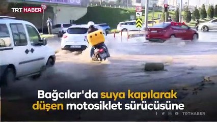 Bağcılar'da boru patladı, suya kapılan kuryenin yardımına polis koştu
