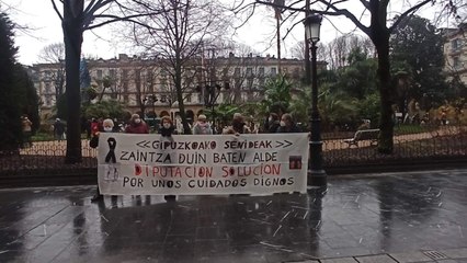 Familiares se concentran por una solución al conflicto en residencias