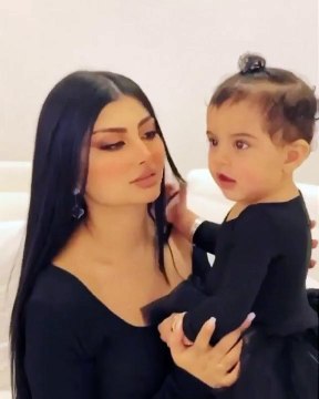 ابنة ملكة كابلي تخطف الأنظار بإطلالة متطابقة مع والدتها