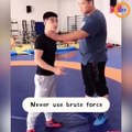 Voilà un cours de self-defense bien utile... ou pas !