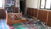 Manisa’da minaresine yıldırım düşen cami ibadete kapatıldı
