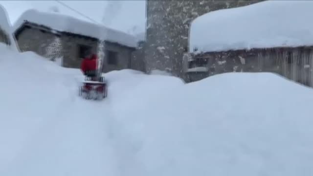 La nieve aisla pueblos de alta montaña