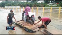 Jalan Terputus Akibat Banjir, Kendaraan Roda Dua Menyeberang Gunakan Rakit