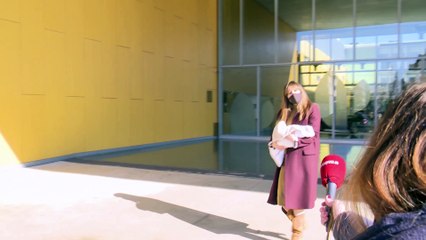 Isabel Jiménez, radiante, abandona el hospital con su hijo Dani