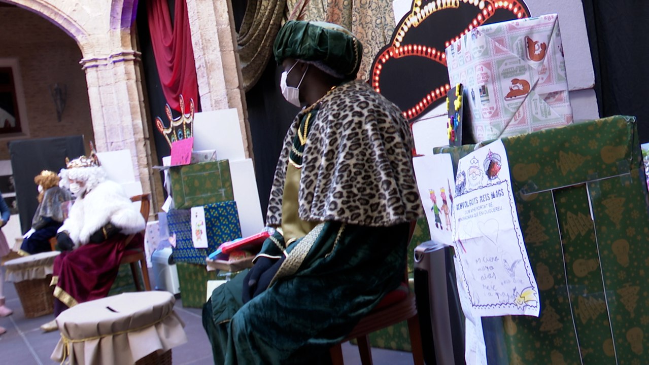 Los Reyes Magos visitan a los más pequeños de Alaquàs (Valencia)