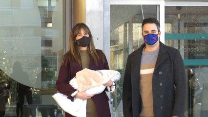 Isabel Jiménez, radiante, abandona el hospital con su hijo Dani