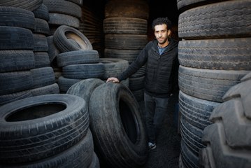 محمد ختو.. شاب يبعث روحا جديدة في الإطارات المطاطية المستعملة