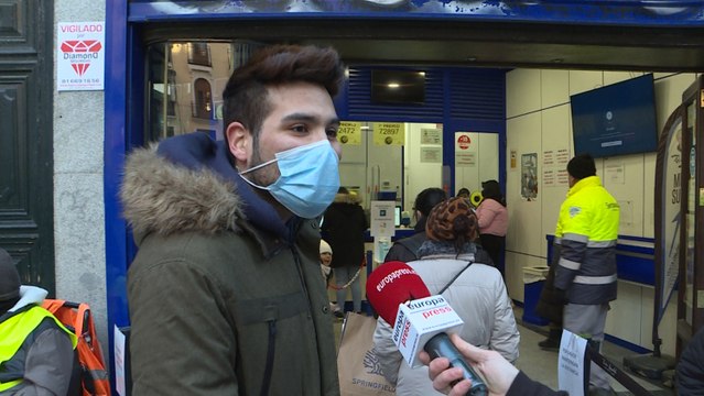 Madrileños acuden a Doña Manolita para comprar la lotería de El Niño