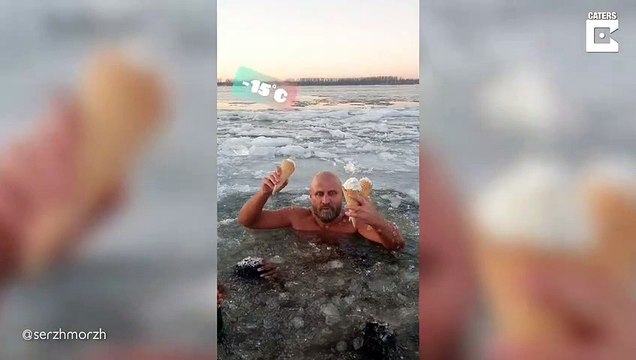 Ce russe nage dans un lac gelé... pas frileux