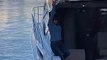 Cette femme bourrée rate une marche sur son bateau... plouf