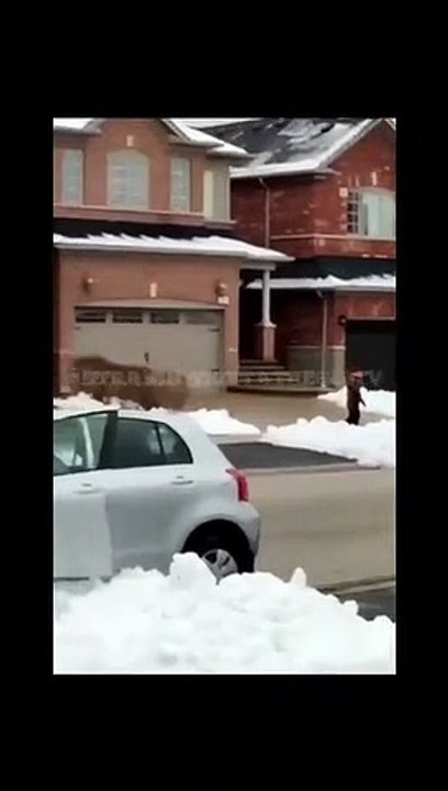 Ce voleur de colis se fait rattraper par le karma... Coincé dans la neige