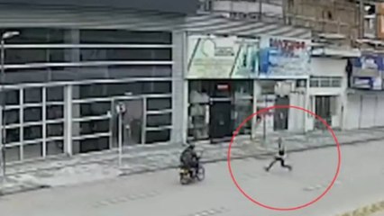 Hombre se lanza descontrolado a los vehículos en calle de Armenia
