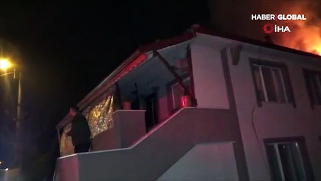 Elektrik trafosu patladı, 2 katlı ev alev alev yandı