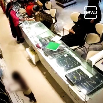 Vicious Lady Jewel Thief blew 12 lakh jewels.