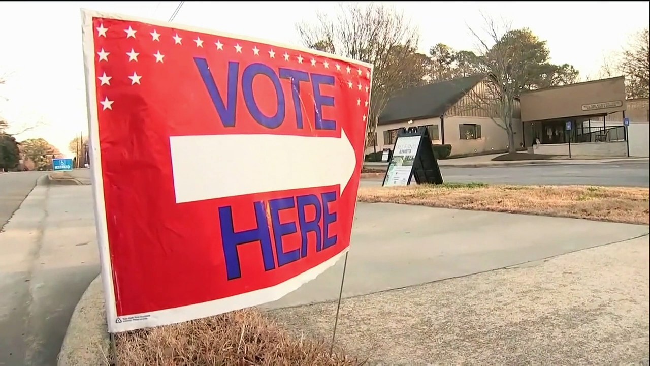 Hochrechnungen: Demokraten holen einen Senatssitz in Georgia