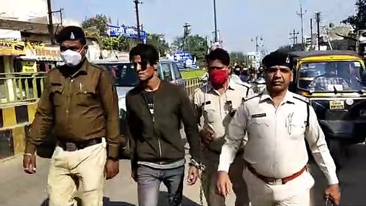 जहां करता था अवैध कारोबार वहां से कोर्ट तक निकाला शातिर हिस्ट्रीशीटर का जुलूस