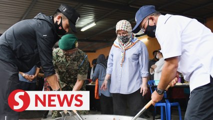Agong and family show personal touch in delivering aid to flood victims