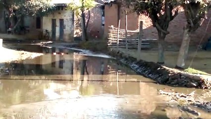 सड़को पर भरा पानी, ग्रामीण परेशान