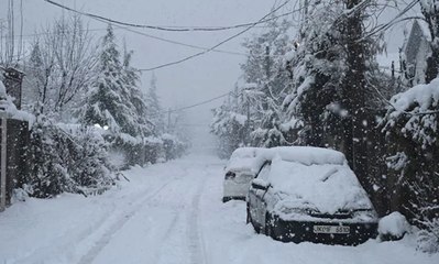 बर्फ़ की चादर में ढकी पहाड़ों में मुश्किल हुई ज़िंदगी