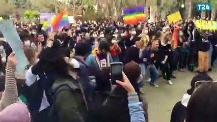 Metallica dinlediğini söyleyen Melih Bulu'ya, Boğaziçililerden Metallicalı protesto