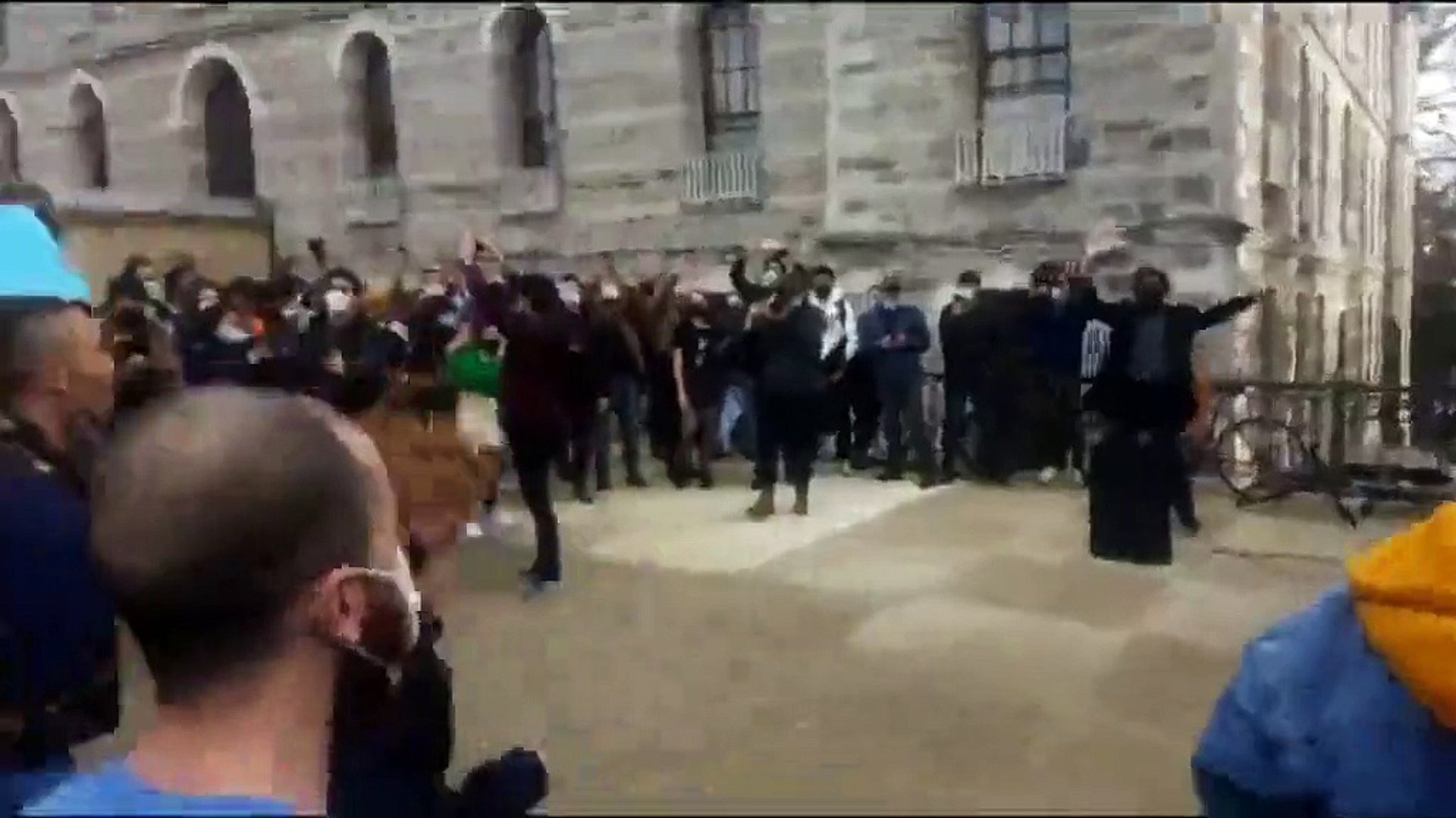 ⁣''Hard rock dinliyorum'' diyen rektöre Metallicalı protesto