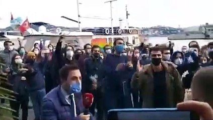 Beyaz TV muhabiri anons çekerken Boğaziçi öğrencileri: "Arkadaşlarımızı serbest bırakın"