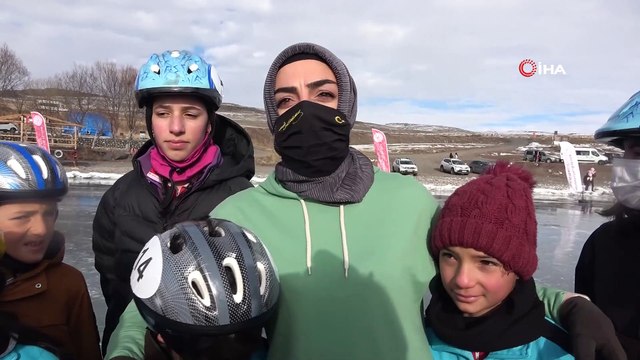 Çıldır Gölü'nde buz pateni keyfi