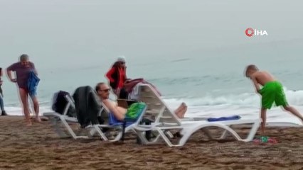 Manavgat’ta turistler, denizin tadını çıkardı