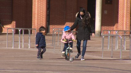 Los niños juegan en la calle con los regalos de los Reyes Magos pese al frío