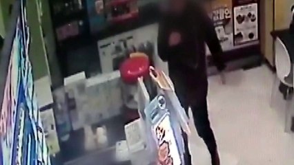 "왜 못 먹게 해"...음식 던지며 행패 부린 40대 검거 / YTN