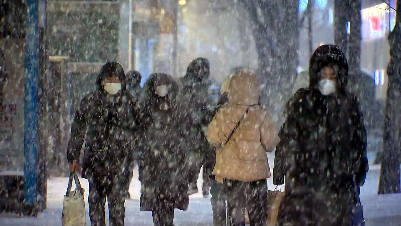 퇴근길 덮친 폭설...사람도 차도 '엉금엉금' / YTN