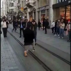 Barış Murat Yağcı, Nisa Bölükbaşı'na İstiklal Caddesi'nde evlilik teklifi etti