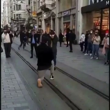 Barış Murat Yağcı, Nisa Bölükbaşı'na İstiklal Caddesi'nde evlilik teklifi etti