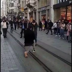 Barış Murat Yağcı'dan sevgilisi Nisa Bölükbaşı'na İstiklal Caddesi'nde evlilik teklifi!