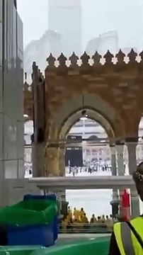 Thunder and lighting while the adhaan is being recited at the Masjid al-Haram