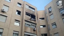 Incendio en una vivienda en Villaverde con dos policías intoxicados por el humo